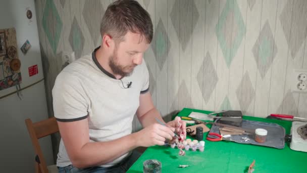 Кадры ремесленника, рисующего железную игрушку — стоковое видео