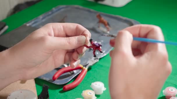 Řemeslník malování cínové hračky, domácí videa — Stock video