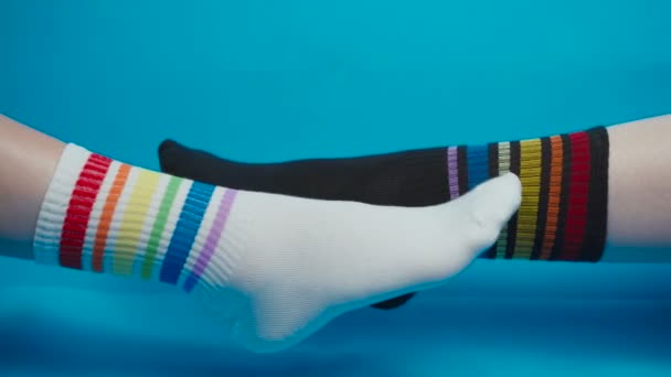 Αντίληψη βίντεο των εραστών κάλτσες με χρώματα ουράνιο τόξο, αλληγορία — Αρχείο Βίντεο