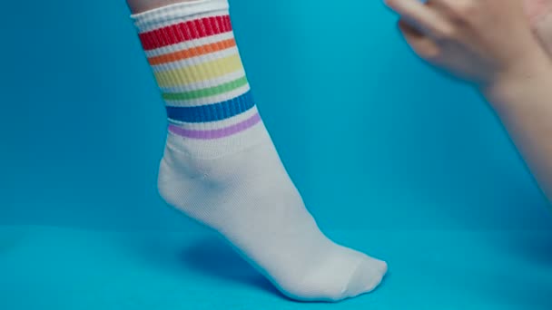 Konsep video membuka baju kaus kaki dengan warna pelangi, alegori — Stok Video