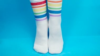 Flört eden çorapların gökkuşağı renkleri ve alegorisi hariç.