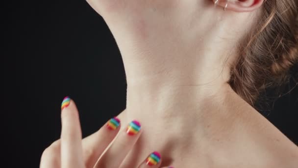 Handen met regenboog manicure op naakte hals — Stockvideo