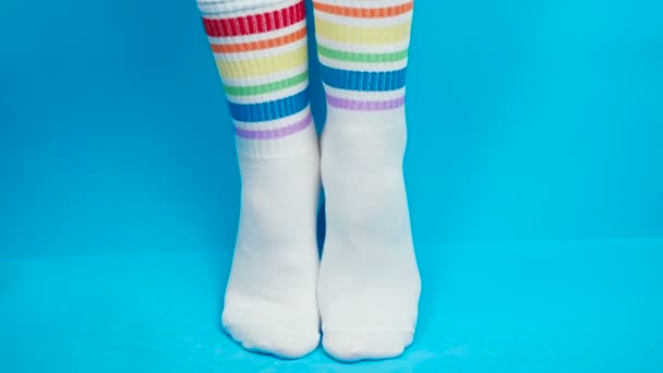 Concepto de tiro de calcetines coqueteando con colores arco iris, alegoría — Vídeo de stock