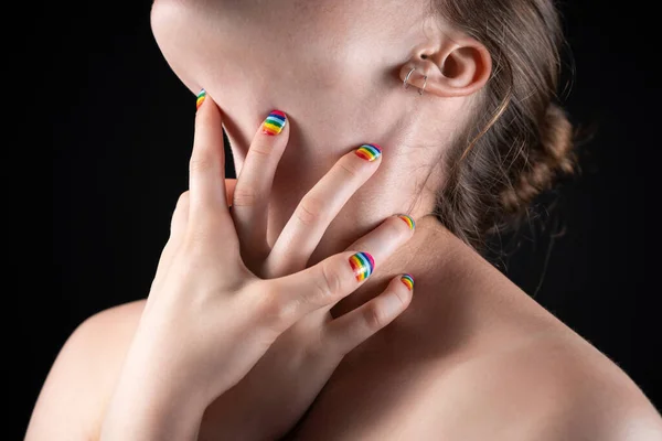 Hände mit Regenbogen-Maniküre am nackten Hals — Stockfoto