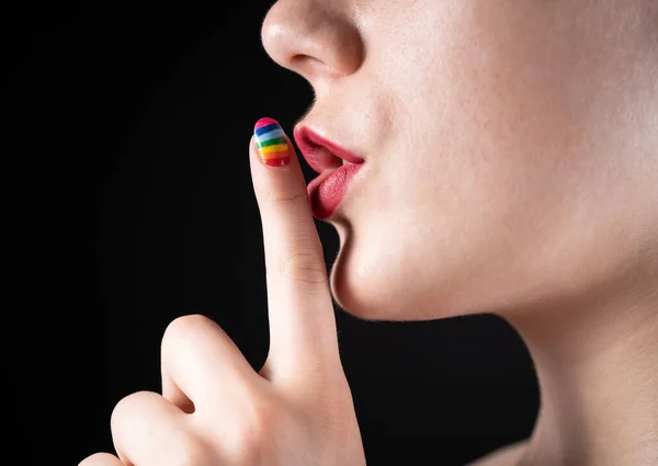 Foto de chica con manicura arco iris mostrando gesto tranquilo —  Fotos de Stock