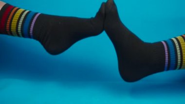 Aşıkların videosu gökkuşağı renginde siyah çoraplar, alegori