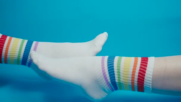 Koncept záběry milenců ponožky s duhovými barvami, alegorie — Stock video