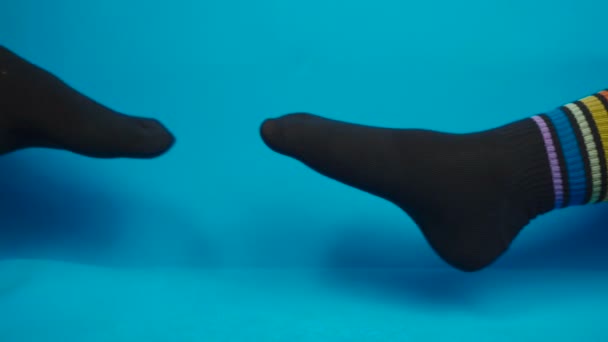 Concepto de vídeo de los amantes calcetines negros con colores arco iris, alegoría — Vídeo de stock