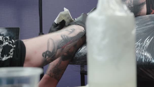 Tatoeëist het krijgen van zwarte tatoeage op de huid — Stockvideo