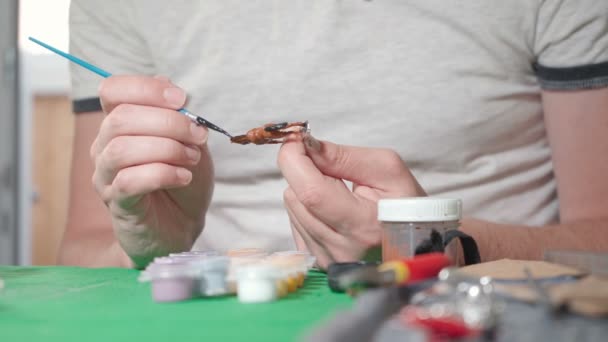 Торговец покраской жестяной игрушки дома — стоковое видео