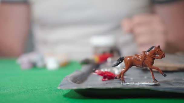 Filmación del comerciante pintando un juguete de hojalata, casero — Vídeo de stock