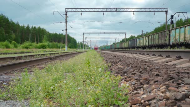 Стрельба пассажирского поезда, проходящего через станцию — стоковое видео