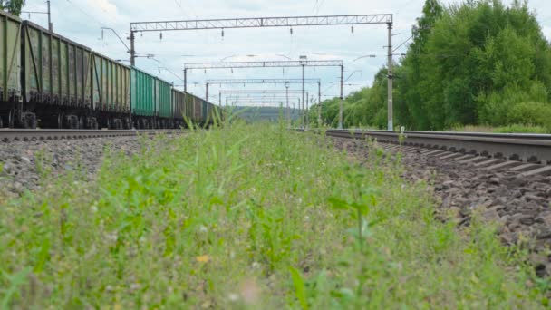 Зйомки вантажного поїзда, що проходить через станцію — стокове відео