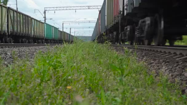 Filmagem do comboio de mercadorias que passa pela estação — Vídeo de Stock