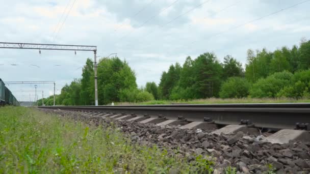 Sparatoria del treno merci in movimento attraverso la stazione — Video Stock