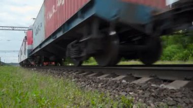 İstasyonda hareket eden bir yük treni görüntüsü.