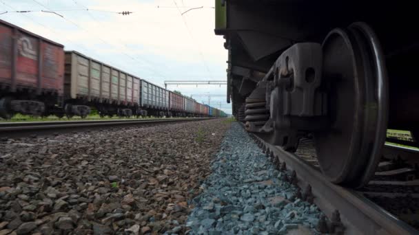 Ripresa del treno merci in movimento, vista dal basso verso l'alto — Video Stock