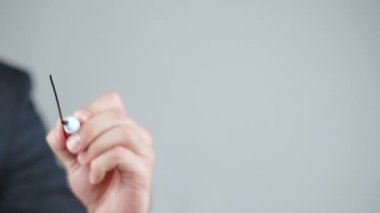 Bir adamın iş hakkında yazdığı video.