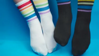 Gökkuşağı renkleriyle flört eden çorapların videosunu kavra, kinayeli