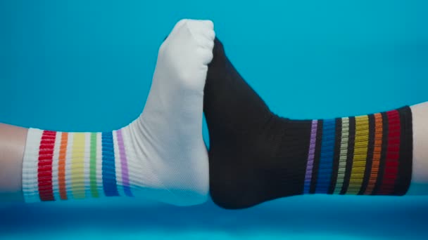 Koncept natáčení milenců ponožky s duhovými barvami, alegorie — Stock video