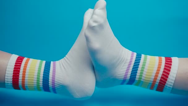Amantes de los calcetines con colores arco iris, alegoría — Vídeo de stock