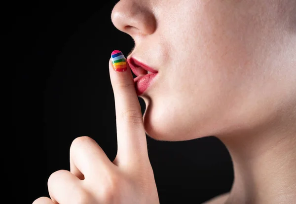 Imagen de chica con manicura arco iris mostrando gesto tranquilo —  Fotos de Stock
