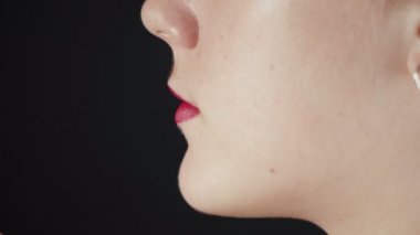 Gökkuşağı manikürlü bir kadının sessiz hareketlerini gösteren bir video.