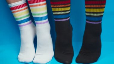 Gökkuşağı renginde siyah beyaz çorapların çekimleri, alegori