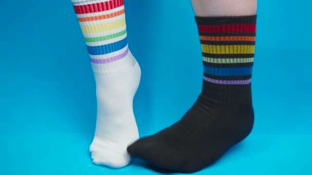 Концепция съемки носков с радужными цветами, аллегория — стоковое видео