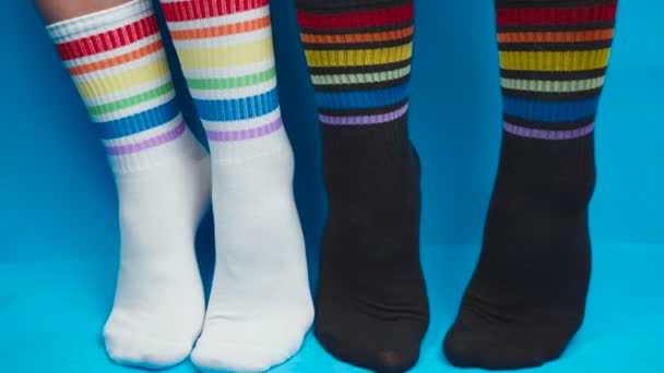 Concepto de tiro de calcetines en blanco y negro con colores arco iris, alegoría — Vídeos de Stock