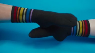 Aşıkların çekimleri gökkuşağı renginde siyah çoraplar, alegori