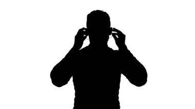 İnsan siluetinin tıbbi maske giyme görüntüsü