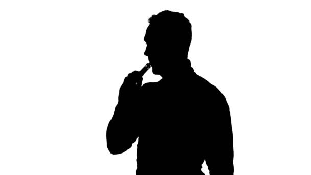 Video di silhouette uomo con vaporizzatore su sfondo isolato — Video Stock