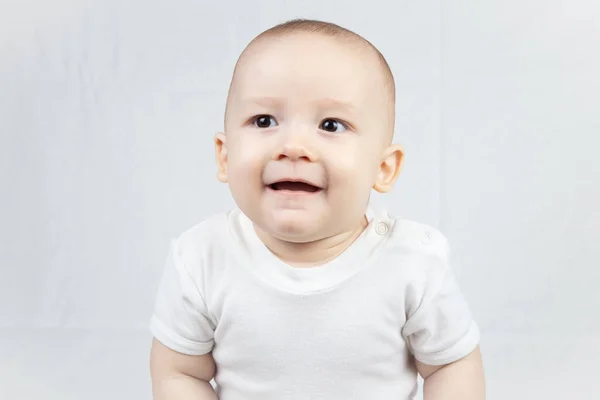 Retrato de un bebé sentado de ocho meses — Foto de Stock