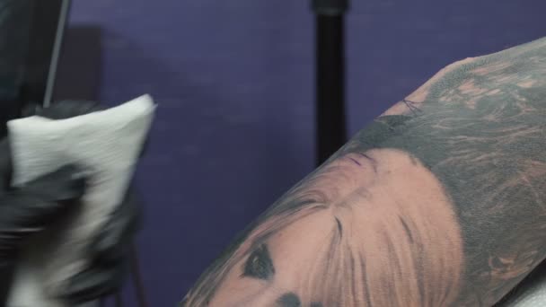 Filmagem de mestre fazendo tatuagem no salão — Vídeo de Stock