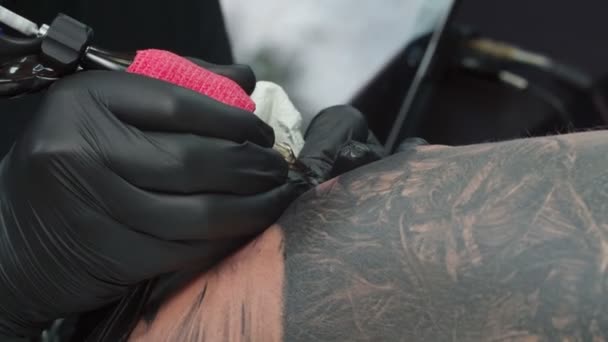 Záběry mistra, jak si nechává tetovat v salónu — Stock video