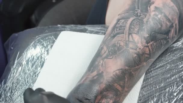 Vidéo de tatoueur se faire tatouer sur la peau dans le salon — Video