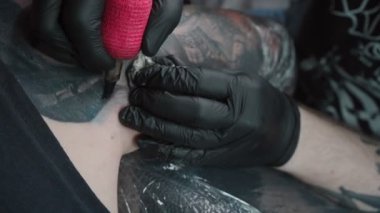 Omzuna dövme yaptıran adamın görüntüsü.