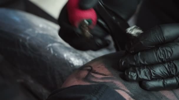 Video de maestro consiguiendo negro tatuaje en hombro — Vídeos de Stock