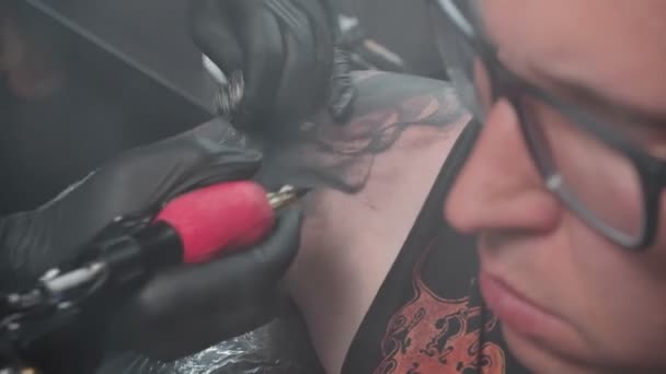 Images de maître faisant tatouage noir sur l'épaule — Video