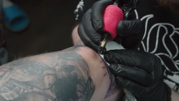 Videó az ember, hogy tetoválás minta stúdió