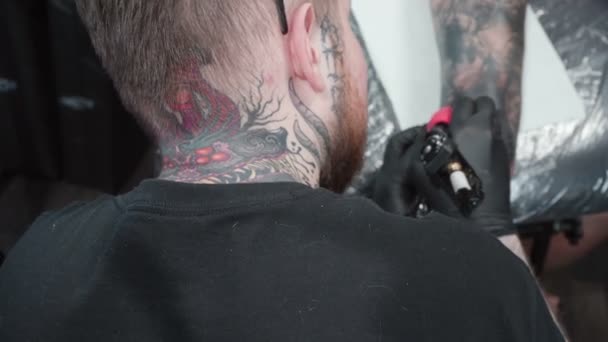 Video van tatoeëerder het krijgen van tatoeage op de elleboog in salon, bovenaanzicht — Stockvideo