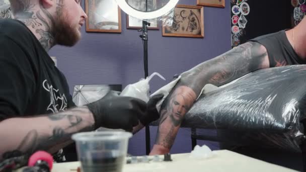 Nagranie tatuażysty robiącego tatuaż na skórze — Wideo stockowe
