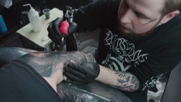 Video del hombre tatuándose en el hombro — Vídeos de Stock