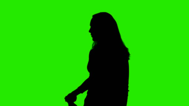 Video van vrouwen silhouet en draaiend pistool op chroma sleutel — Stockvideo