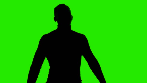 Video av män silhuett med pistol på isolerad grön bakgrund — Stockvideo