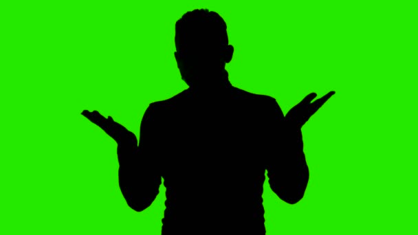 Vídeo de mans silhueta jogando fora máscara médica no fundo verde — Vídeo de Stock
