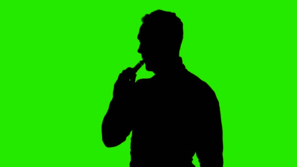 Video van mans silhouet met vape op groene achtergrond — Stockvideo