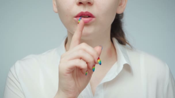Schieten van de vrouw met regenboog manicure tonen rustige gebaar — Stockvideo