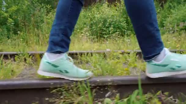 Skjutning av kvinna promenader på övergiven järnväg på sommaren — Stockvideo